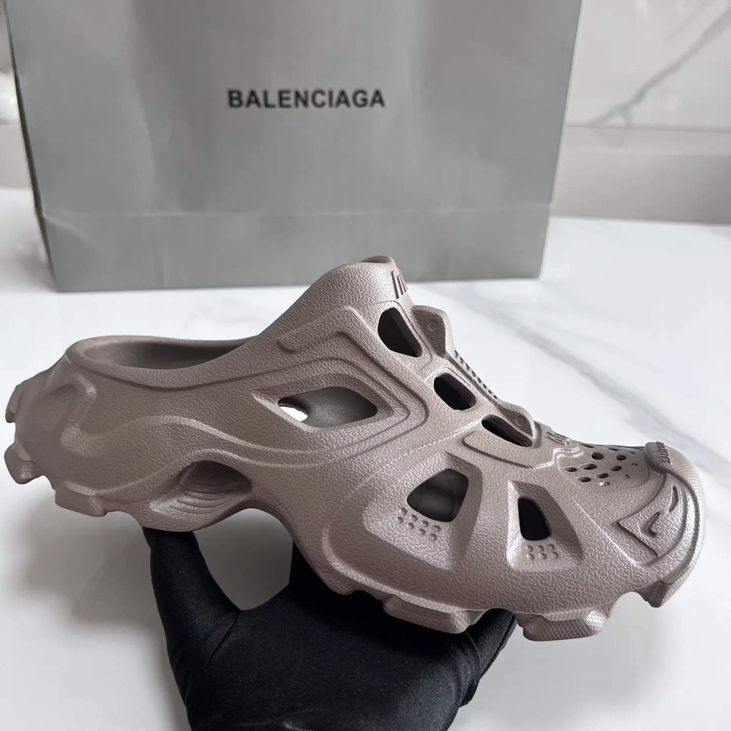 👟👟Ex-factory price 380👟👟 Balenciaga must-have beach shoes for summer. Men's and women's shoes are made of ultra-light 95% (injection molding) EVA plastic, 5% foam plastic foam cushioning material#Ultra-lightweight one-piece foam shoe mold❗New summer product, French high-end luxury brand - Balenciaga BALENCIAGA 3XL Rubber Low Top Sneakers 3XL version series summer beach wading versatile trendy lace-up casual sports hole sandals. Size: 35-46